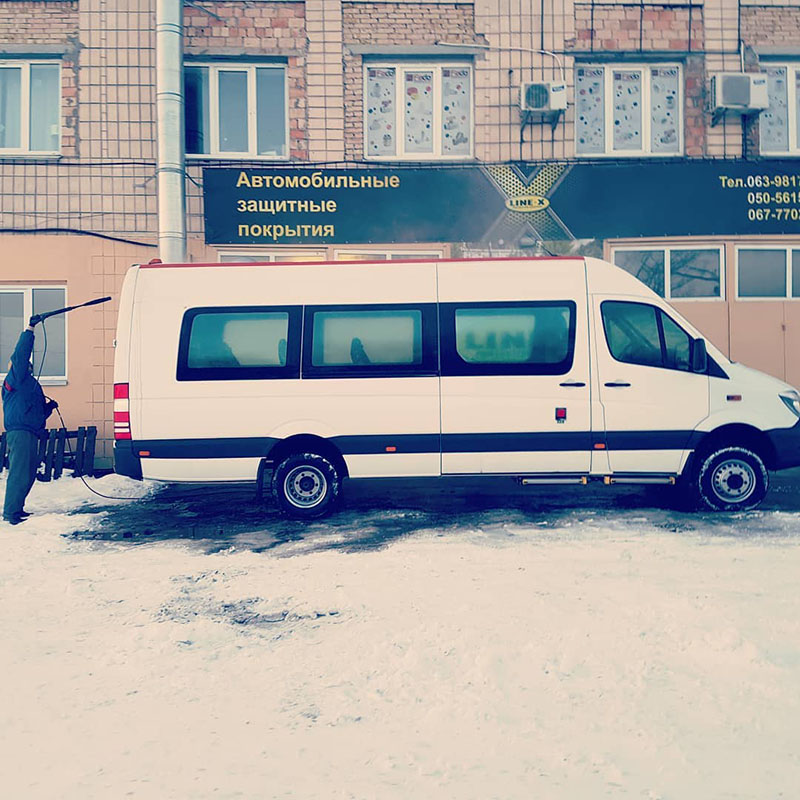 Защита полноприводного автобуса Mercedes-benz Sprinter 4×4 от коррозии и царапин покрытием Line-X