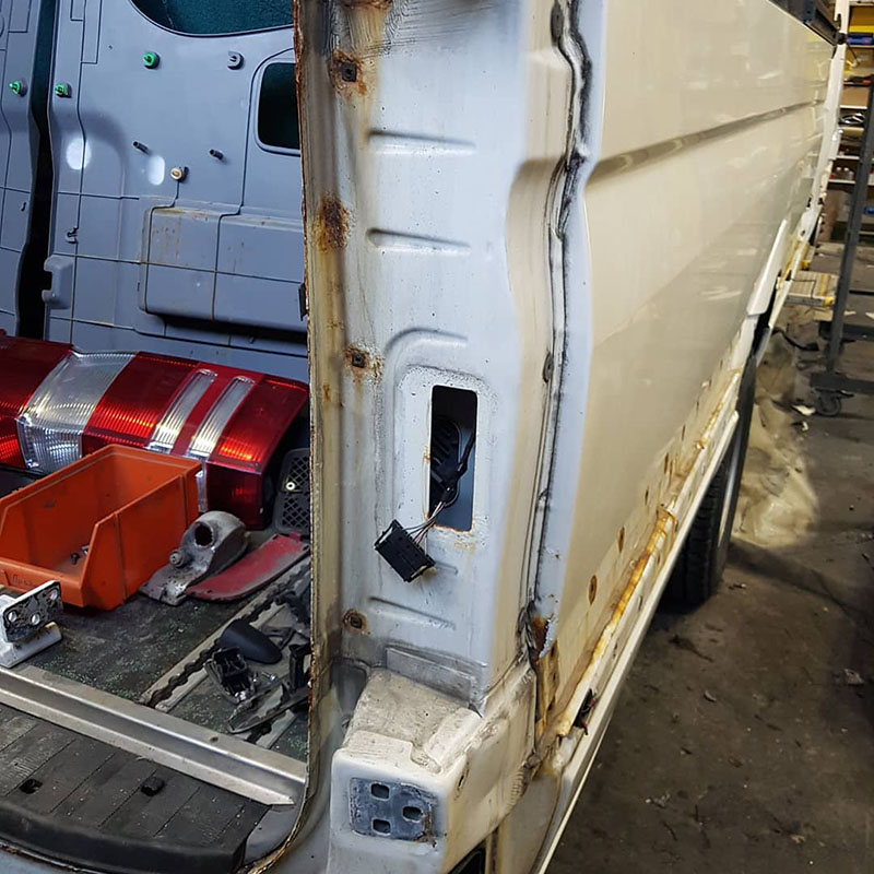 Защита полноприводного автобуса Mercedes-benz Sprinter 4×4 от коррозии и царапин покрытием Line-X