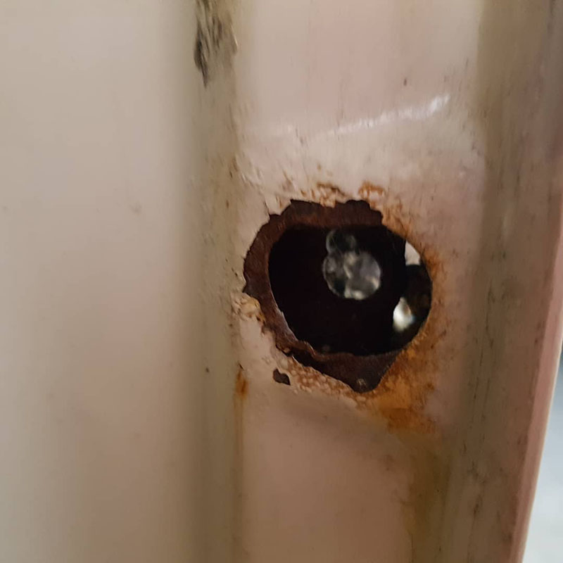 Защита полноприводного автобуса Mercedes-benz Sprinter 4×4 от коррозии и царапин покрытием Line-X