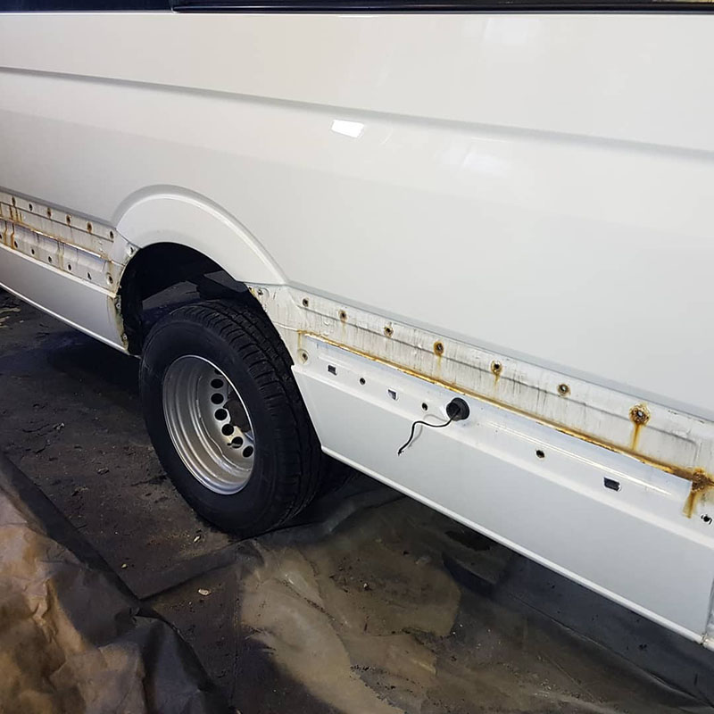 Защита полноприводного автобуса Mercedes-benz Sprinter 4×4 от коррозии и царапин покрытием Line-X