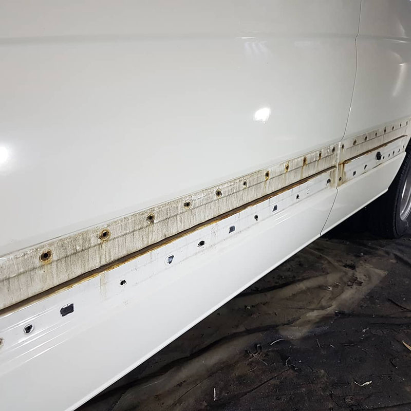 Защита полноприводного автобуса Mercedes-benz Sprinter 4×4 от коррозии и царапин покрытием Line-X