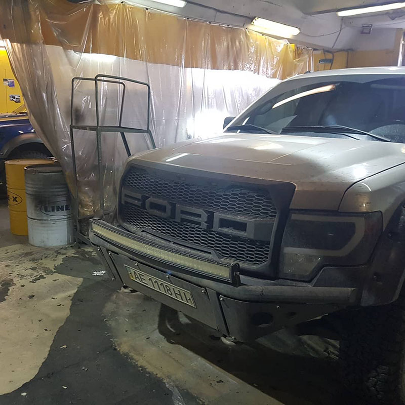 Одновременно под покраску в Line-X два Ford F150