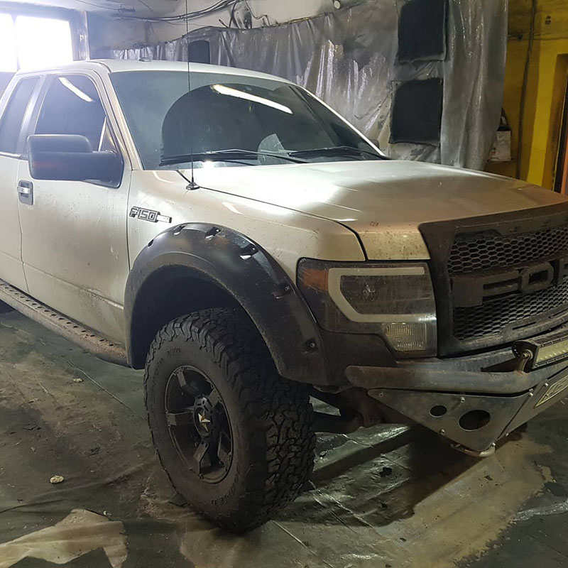 Одновременно под покраску в Line-X два Ford F150