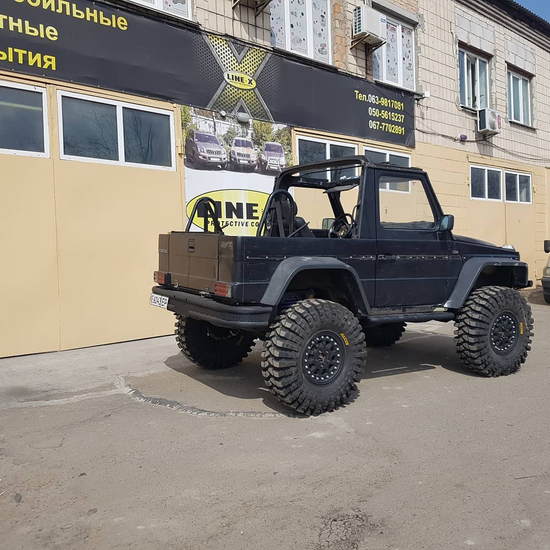 Подготовка внедорожника Mercedes-Benz G к офф-роуд соревнованиям, окраска в Line-X