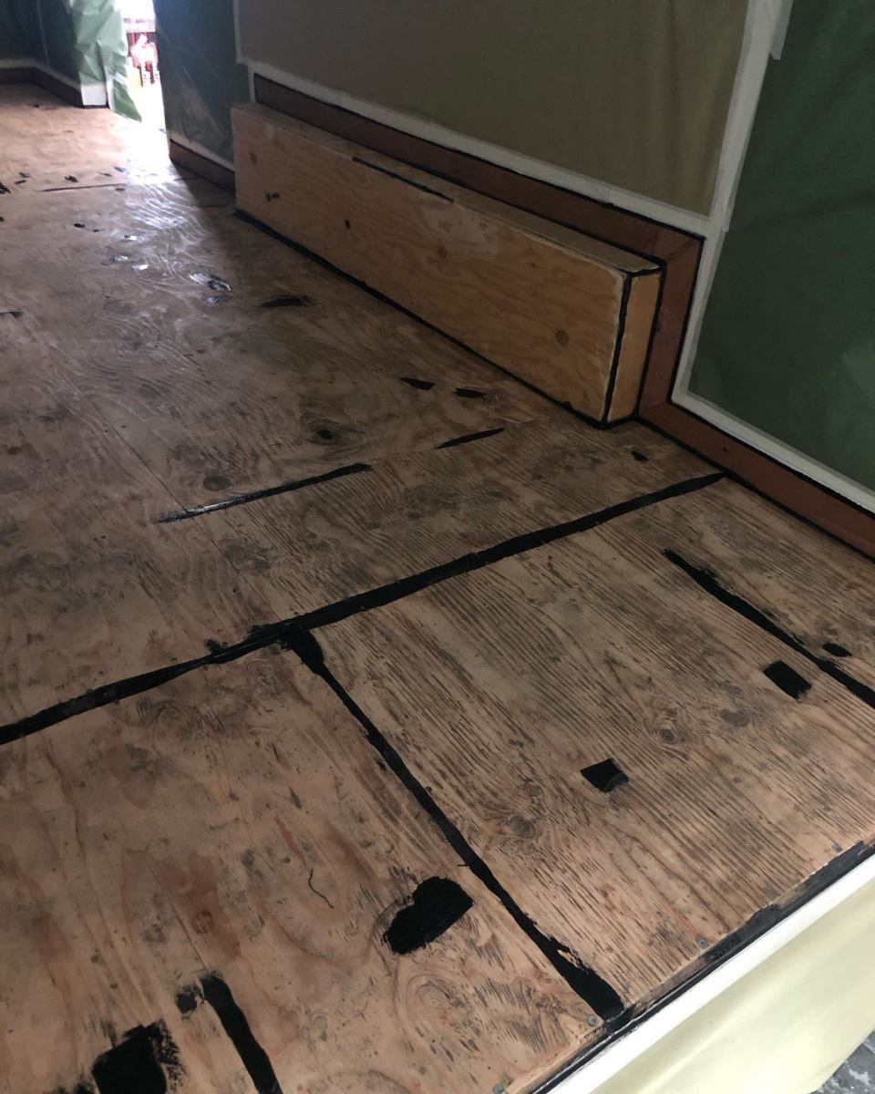 Был в фургоне пол фанерный, а стал полимерный