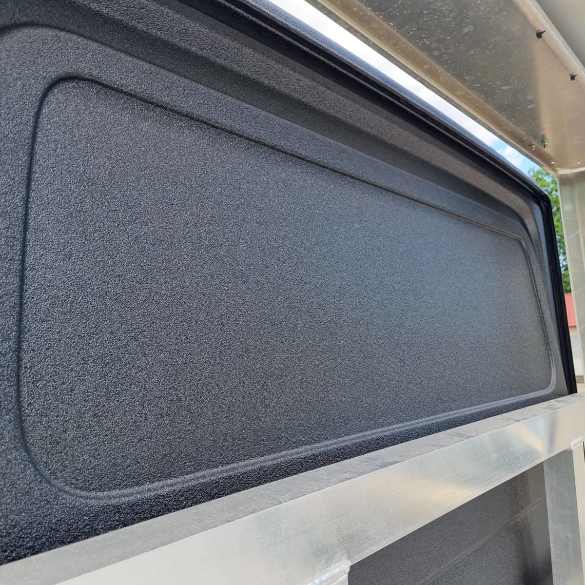 Защита кузова Mercedes Sprinter от механических повреждений и коррозии покрытием Line-X