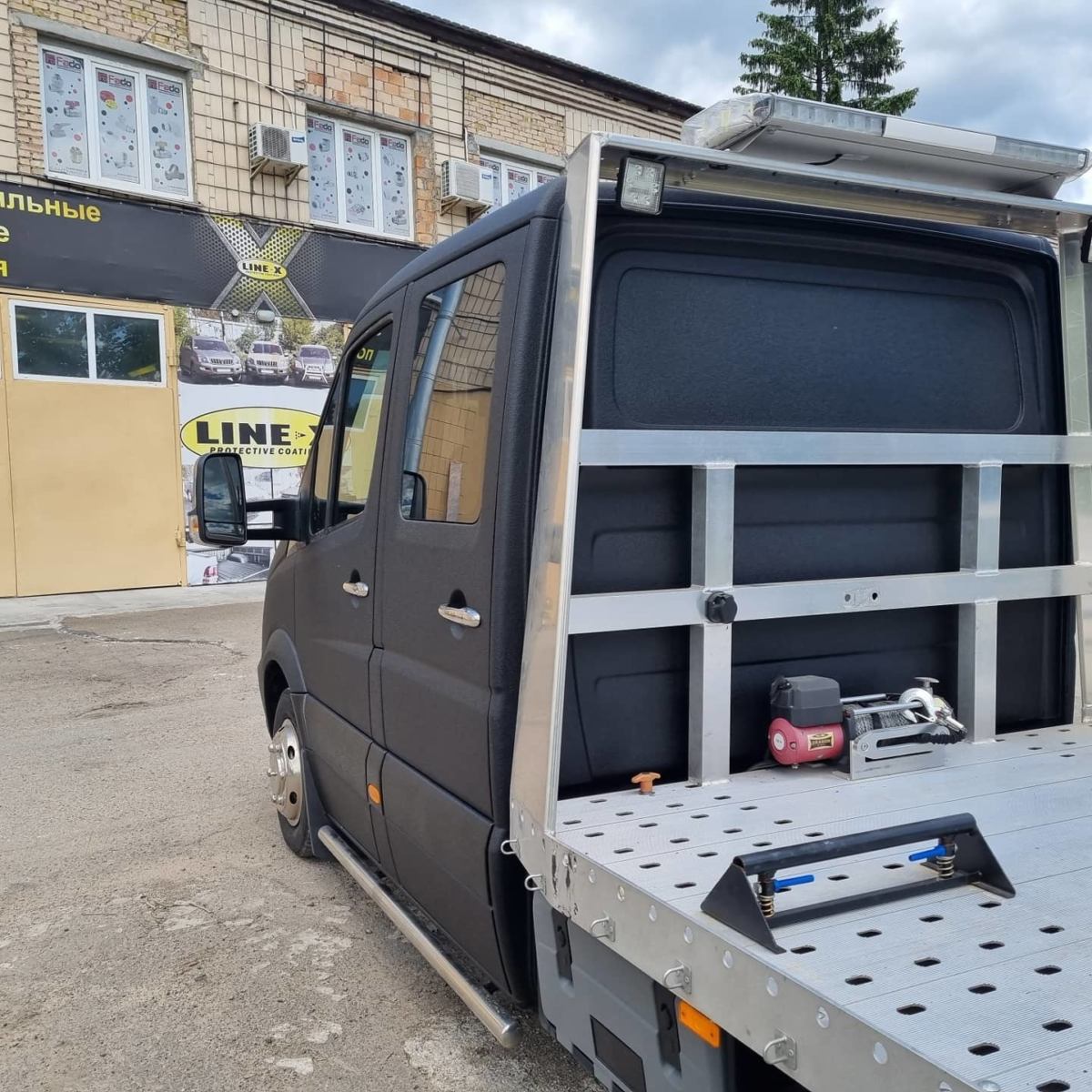 Защита кузова Mercedes Sprinter от механических повреждений и коррозии покрытием Line-X