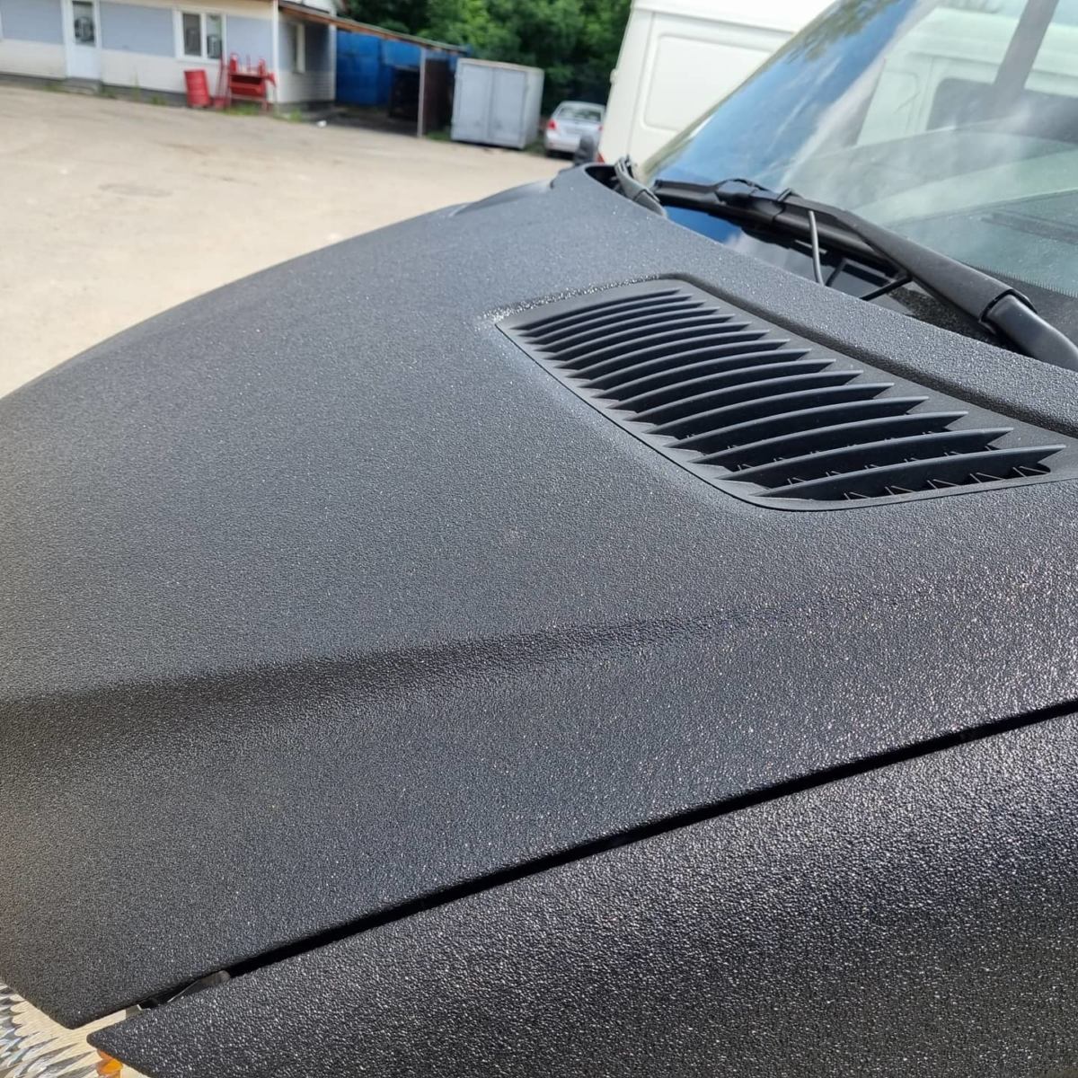 Защита кузова Mercedes Sprinter от механических повреждений и коррозии покрытием Line-X