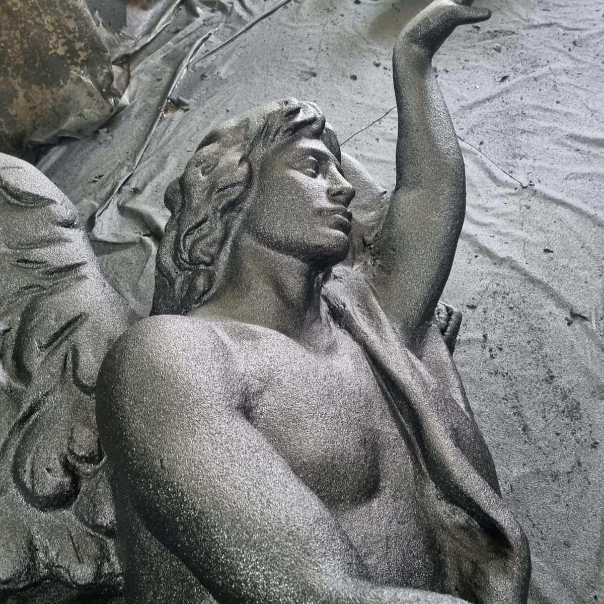 Защита скульптур для украшения фасадов здания покрытием Line-X