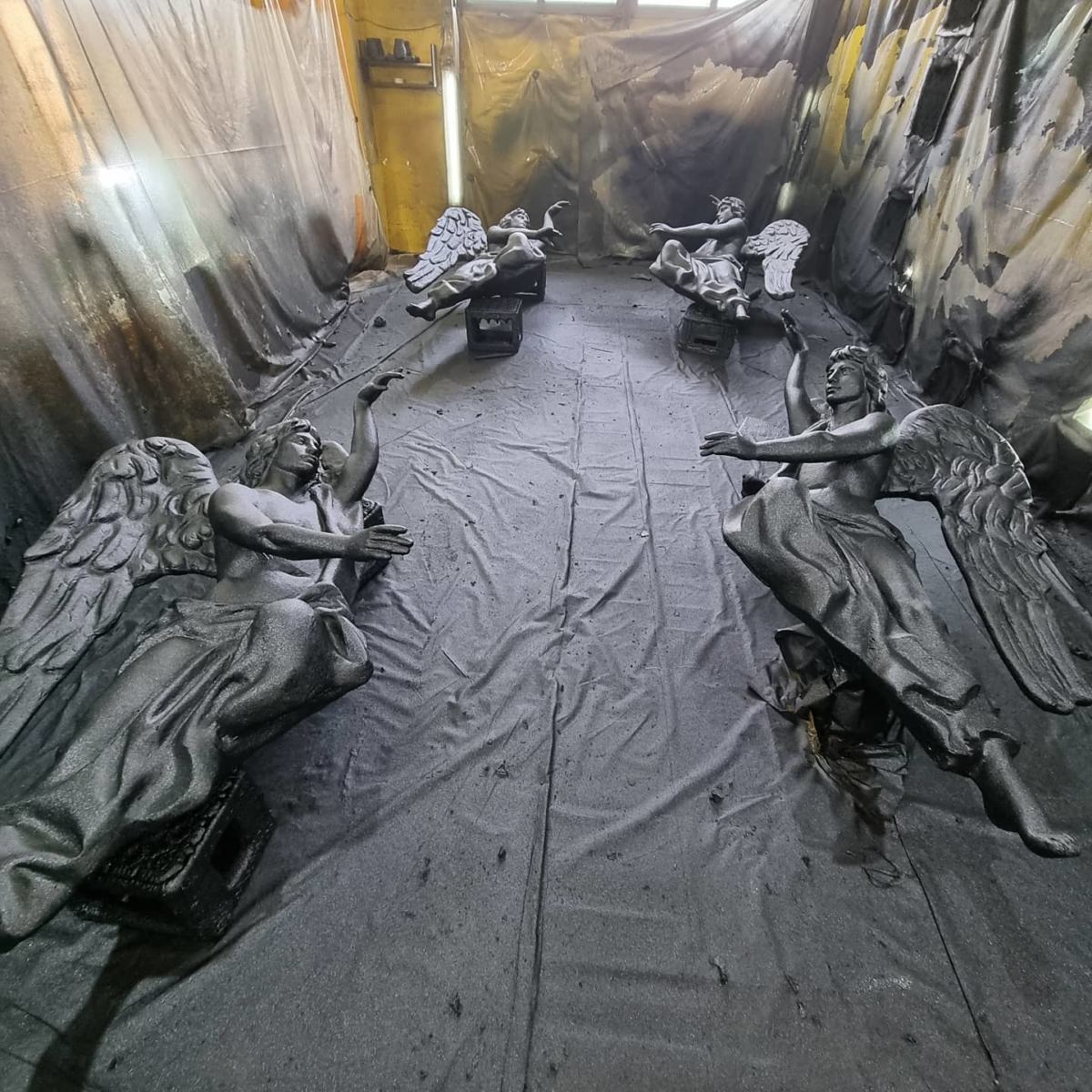 Защита скульптур для украшения фасадов здания покрытием Line-X