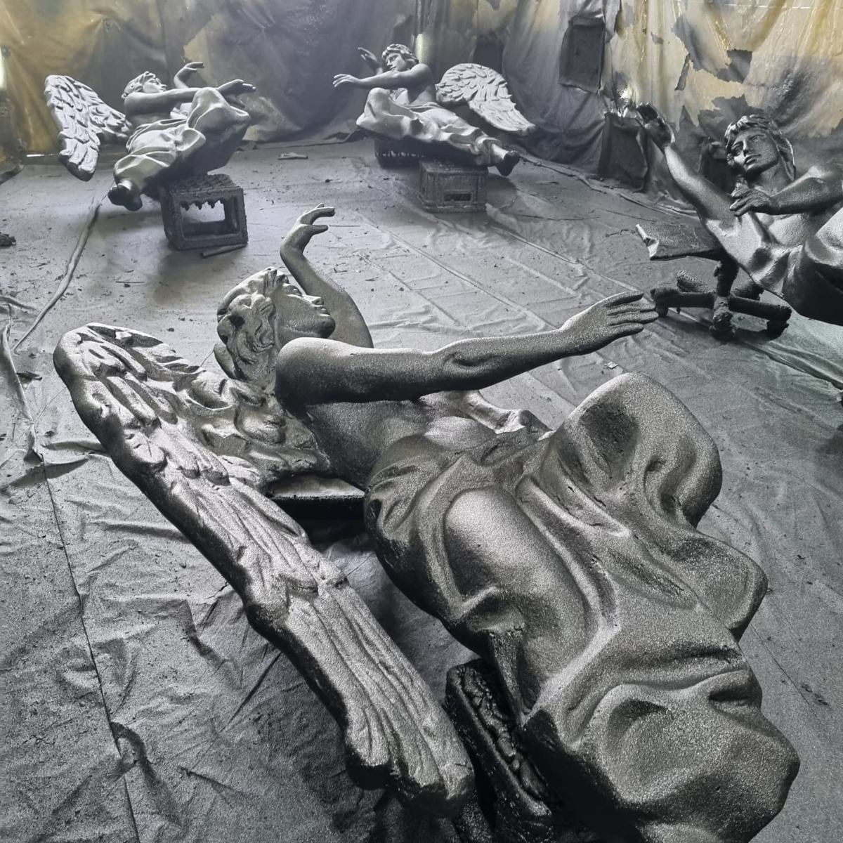 Защита скульптур для украшения фасадов здания покрытием Line-X