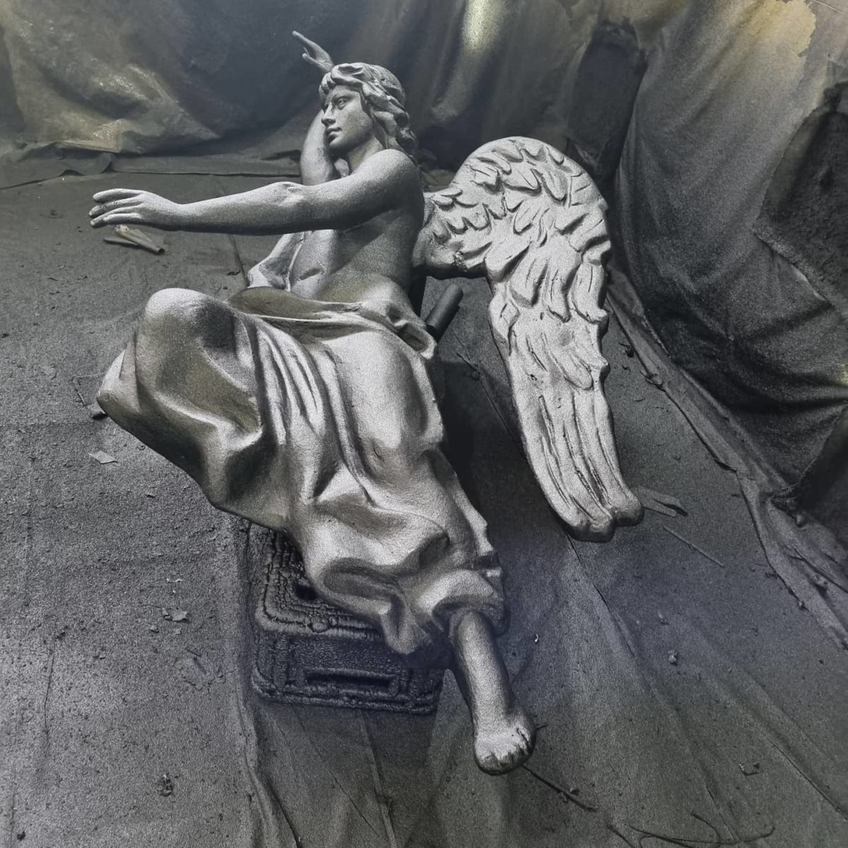 Защита скульптур для украшения фасадов здания покрытием Line-X