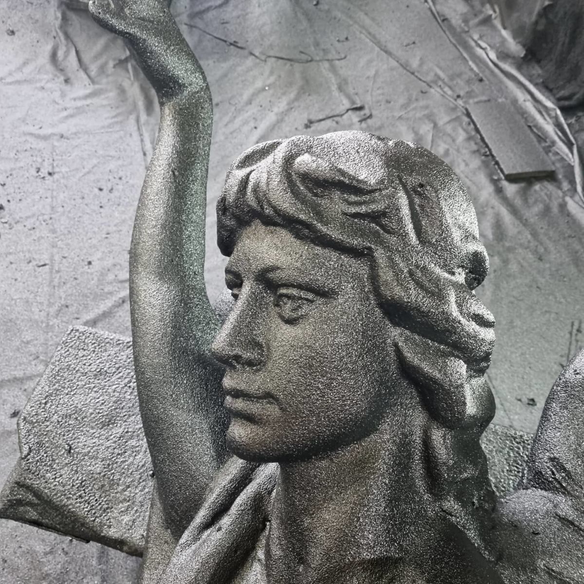 Защита скульптур для украшения фасадов здания покрытием Line-X