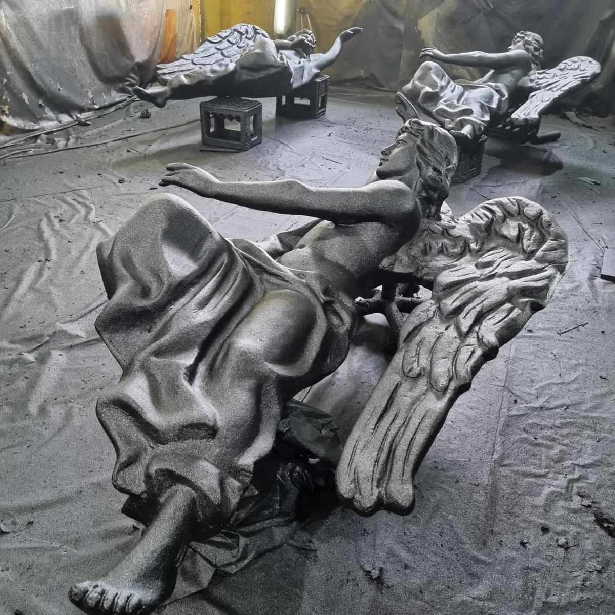 Защита скульптур для украшения фасадов здания покрытием Line-X