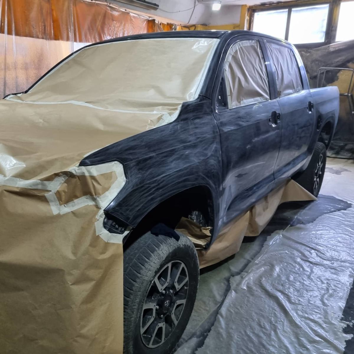 Подготовка пикапа Toyota Tundra к покраске защитным покрытием Line-X