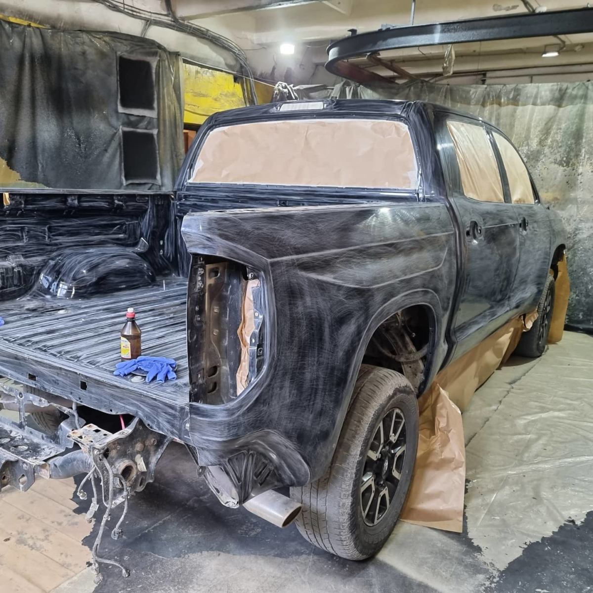 Подготовка пикапа Toyota Tundra к покраске защитным покрытием Line-X