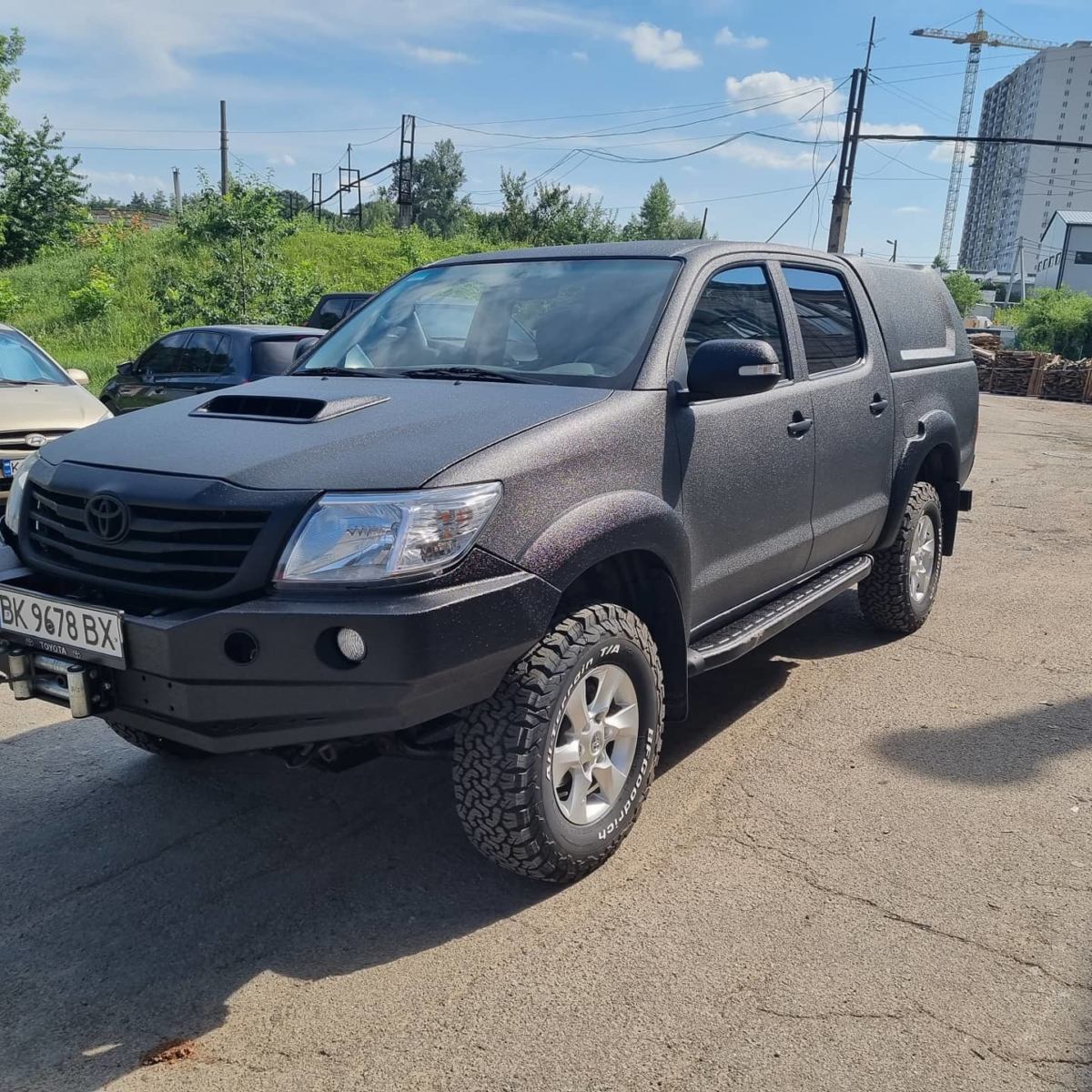 В «полку» защищенных автомобилей прибыло, встречайте очередной внедорожник Toyota Hilux покрашенный в Line-X.