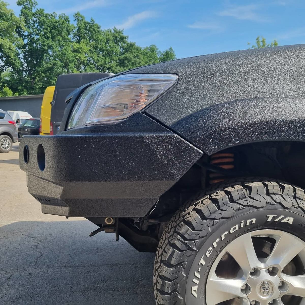 В «полку» защищенных автомобилей прибыло, встречайте очередной внедорожник Toyota Hilux покрашенный в Line-X.