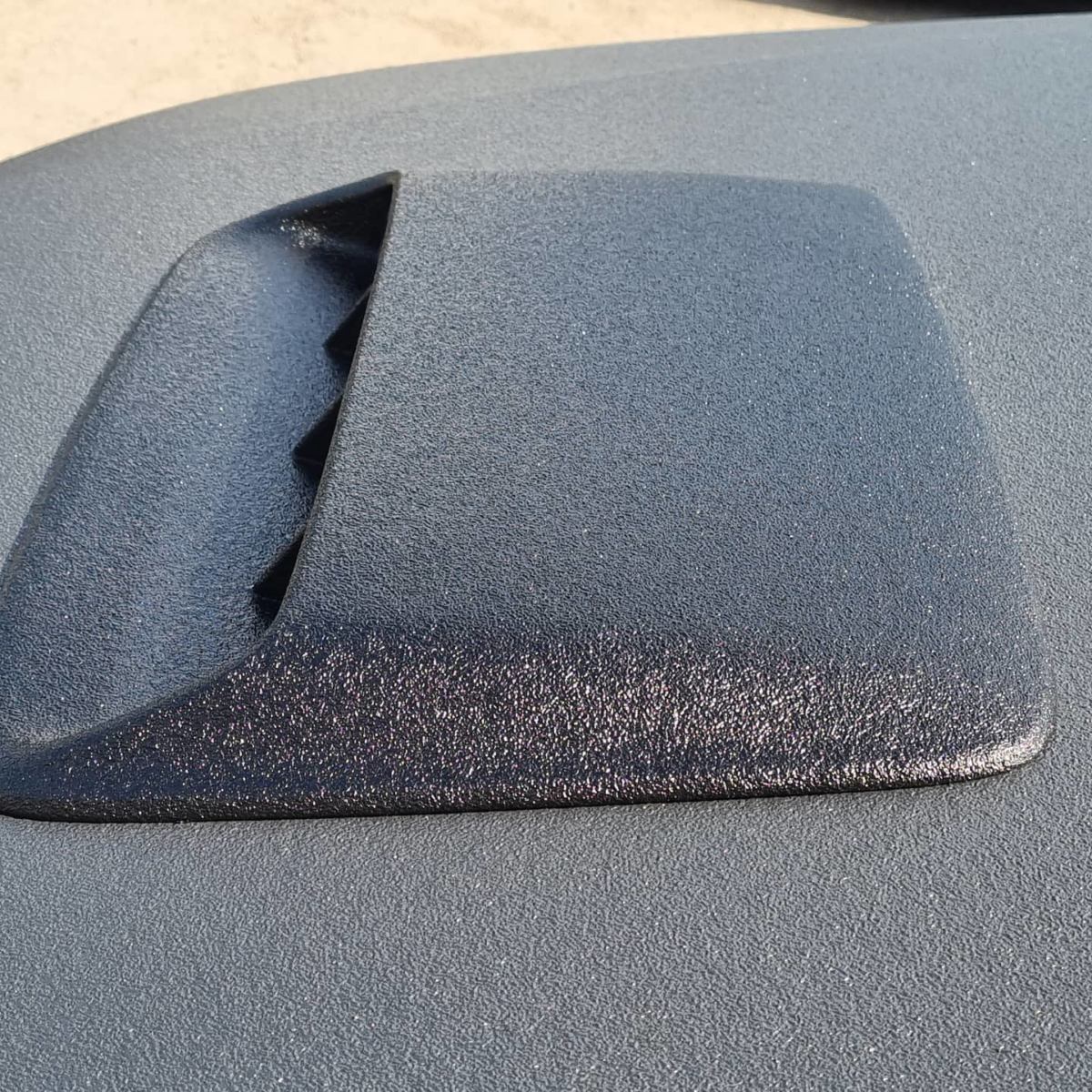 В «полку» защищенных автомобилей прибыло, встречайте очередной внедорожник Toyota Hilux покрашенный в Line-X.