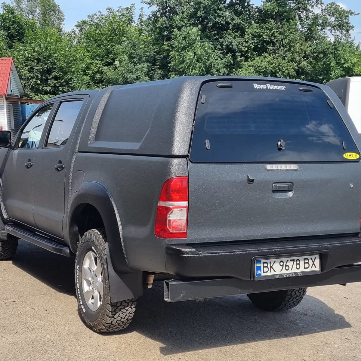 В «полку» защищенных автомобилей прибыло, встречайте очередной внедорожник Toyota Hilux покрашенный в Line-X.