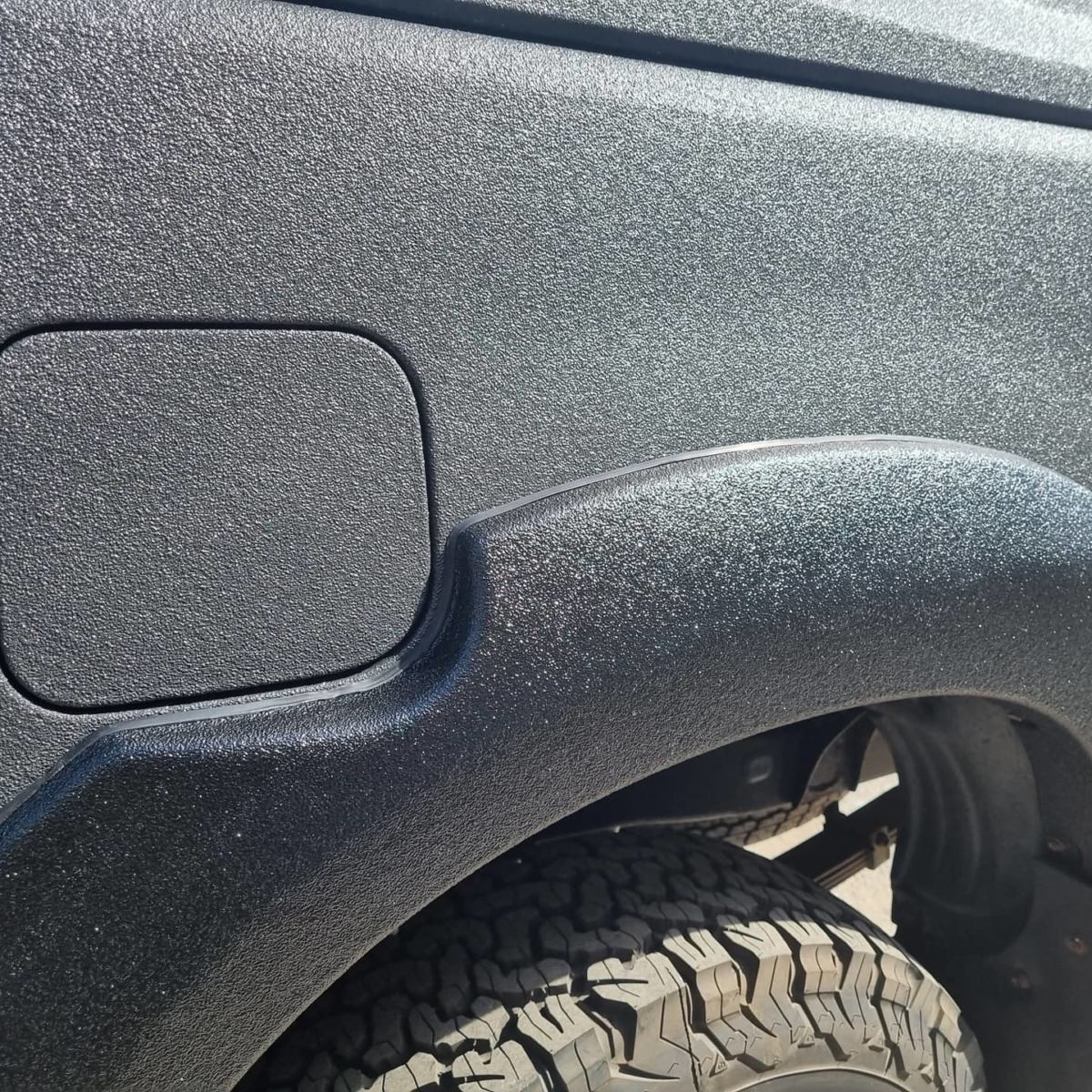 В «полку» защищенных автомобилей прибыло, встречайте очередной внедорожник Toyota Hilux покрашенный в Line-X.