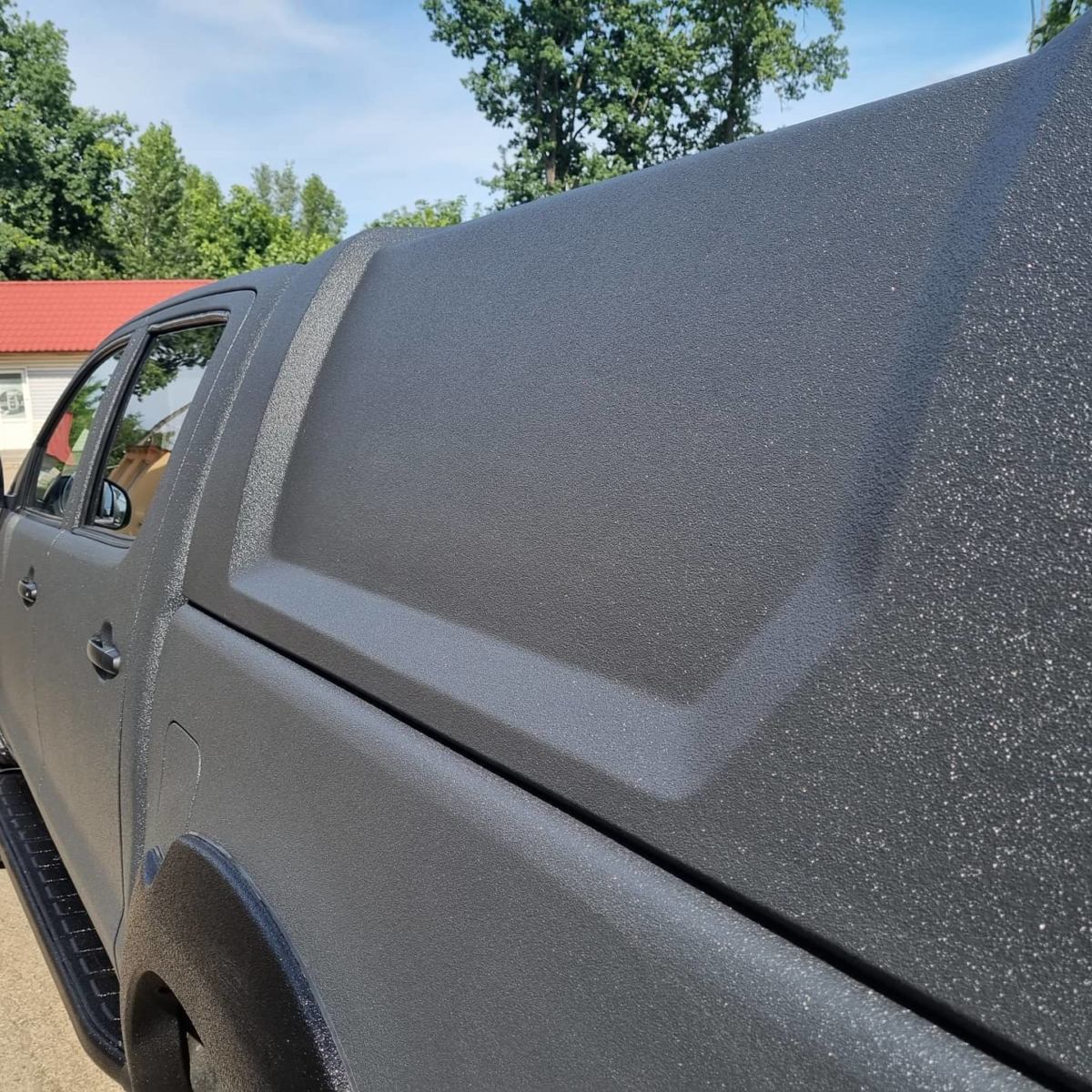 В «полку» защищенных автомобилей прибыло, встречайте очередной внедорожник Toyota Hilux покрашенный в Line-X.