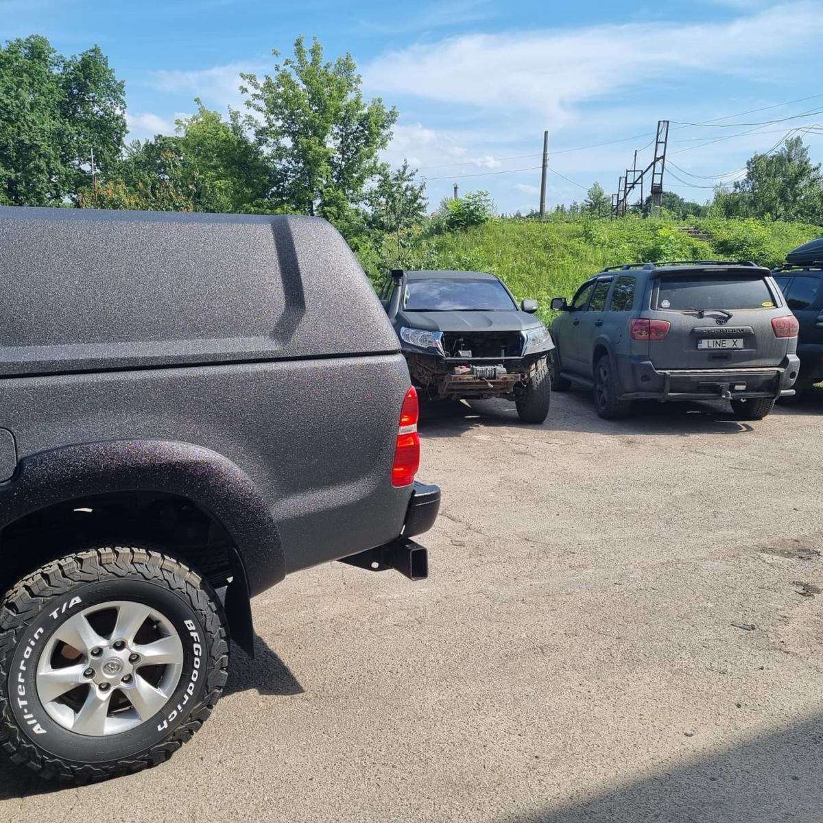 В «полку» защищенных автомобилей прибыло, встречайте очередной внедорожник Toyota Hilux покрашенный в Line-X.