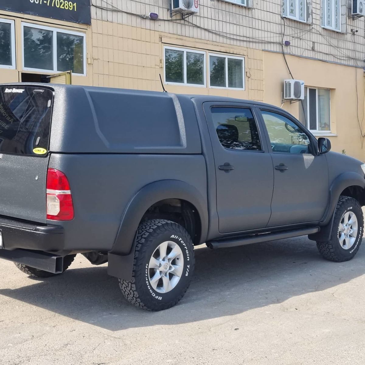 В «полку» защищенных автомобилей прибыло, встречайте очередной внедорожник Toyota Hilux покрашенный в Line-X.