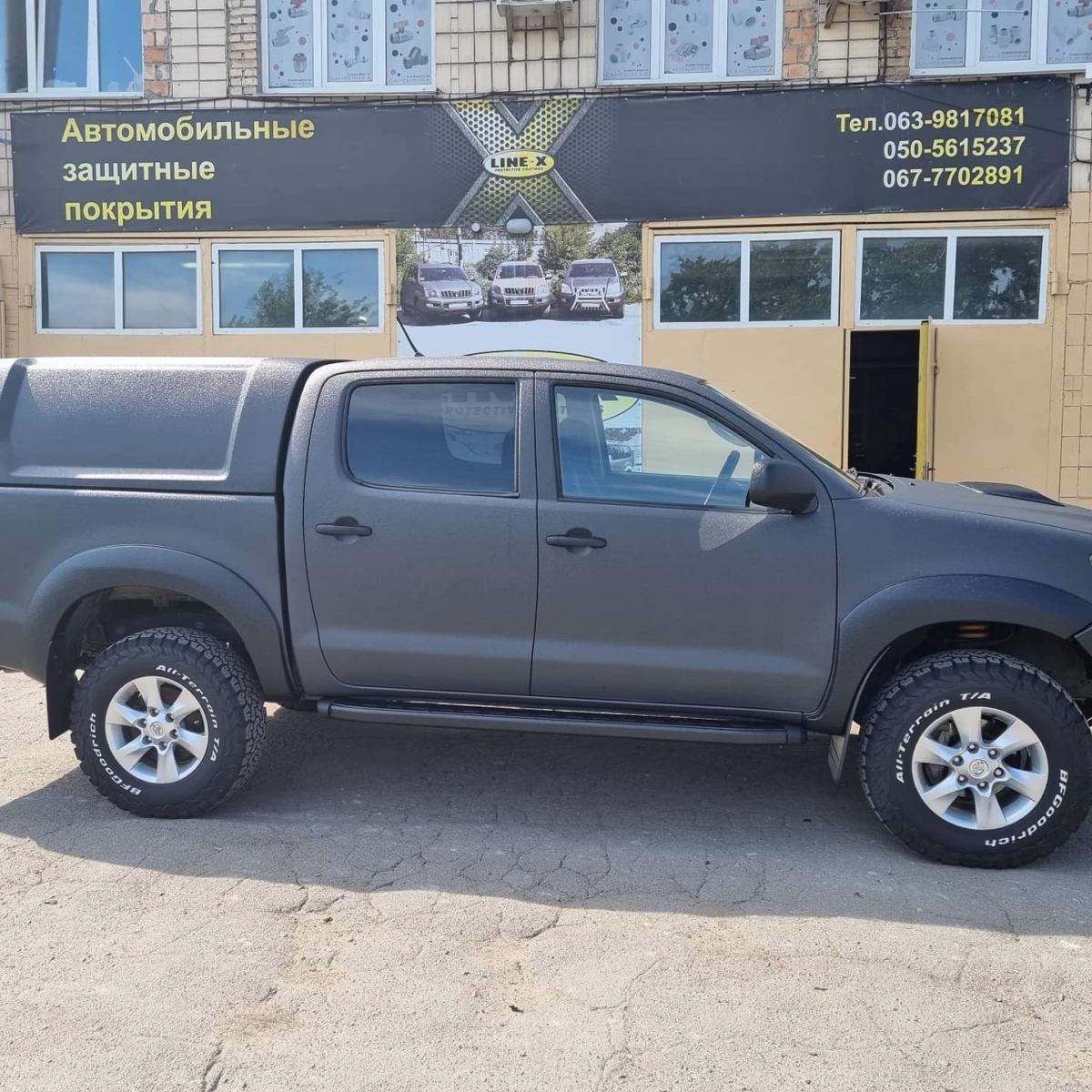 В «полку» защищенных автомобилей прибыло, встречайте очередной внедорожник Toyota Hilux покрашенный в Line-X.