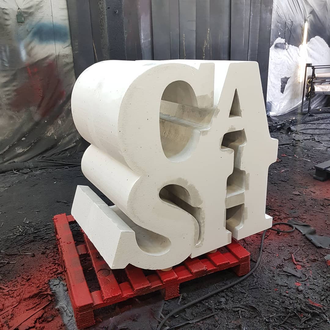 Защита рекламных конструкций из пенопласта покрытием Line-X