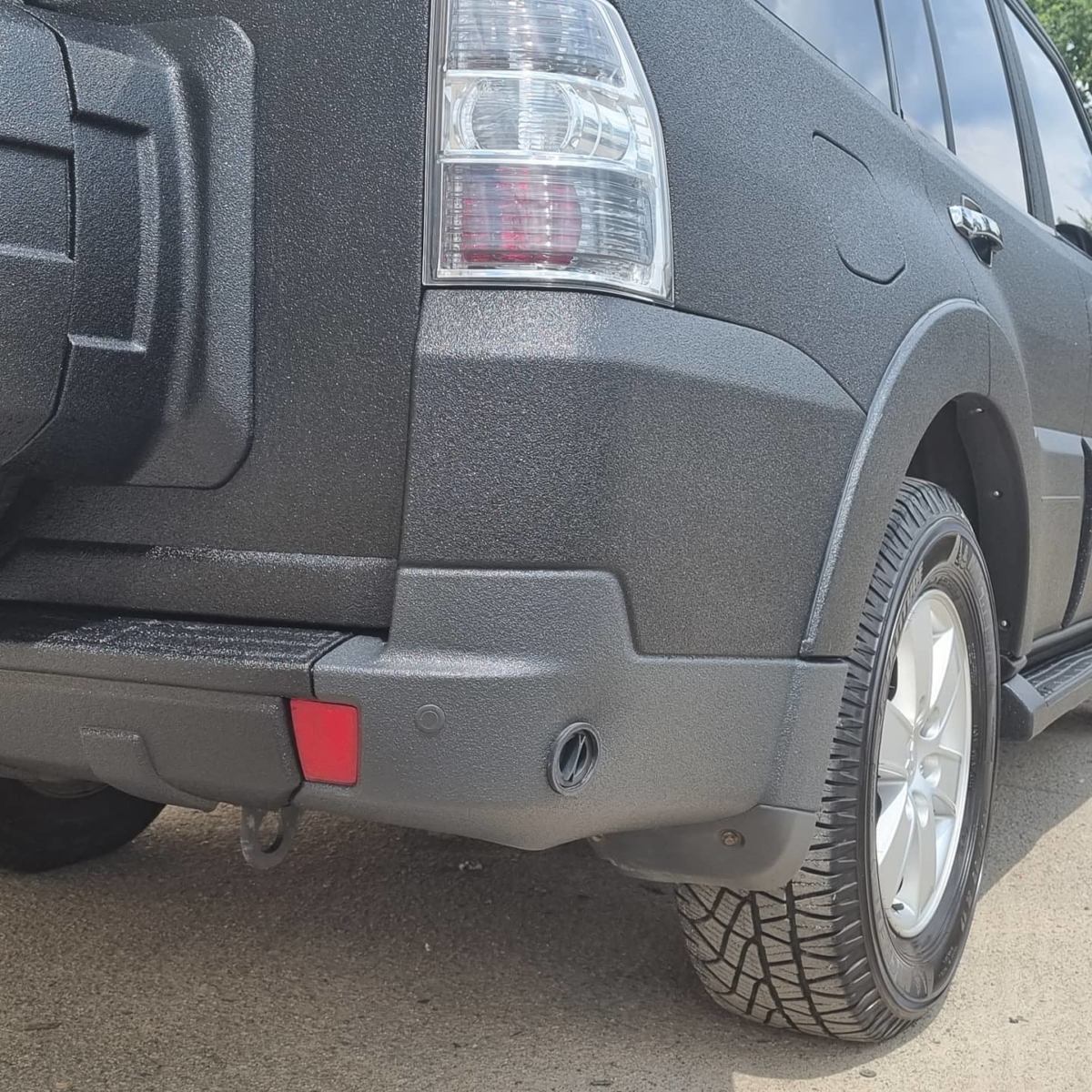 Защита кузова Mitsubishi Pajero Wagon от повреждений и ржавчины полимерным покрытием Line-X