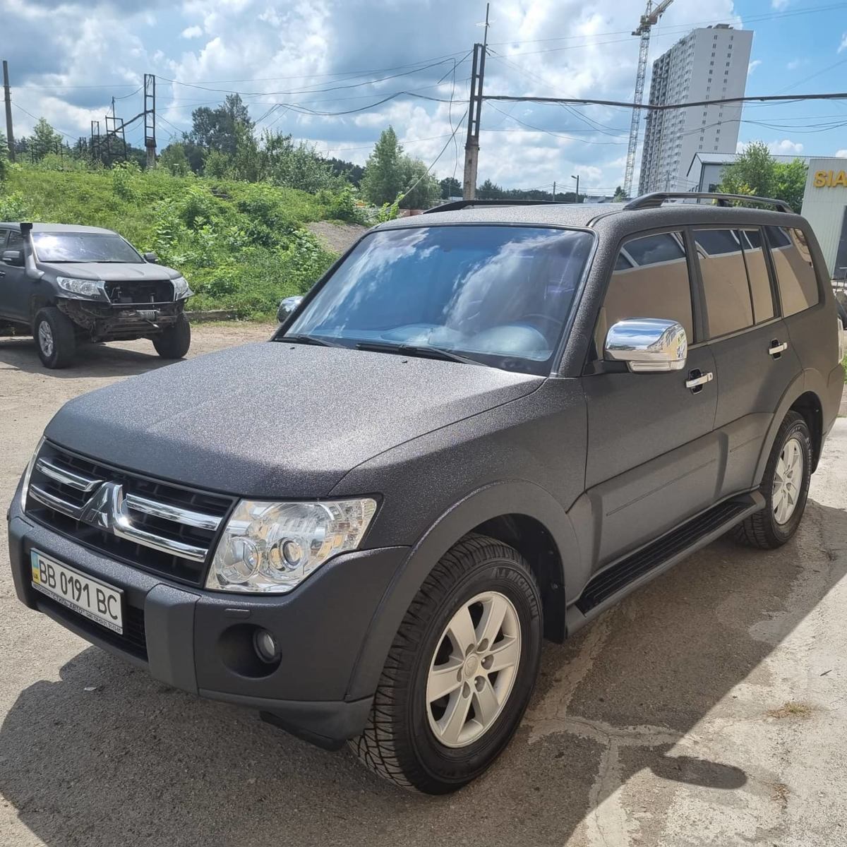 Защита кузова Mitsubishi Pajero Wagon от повреждений и ржавчины полимерным покрытием Line-X