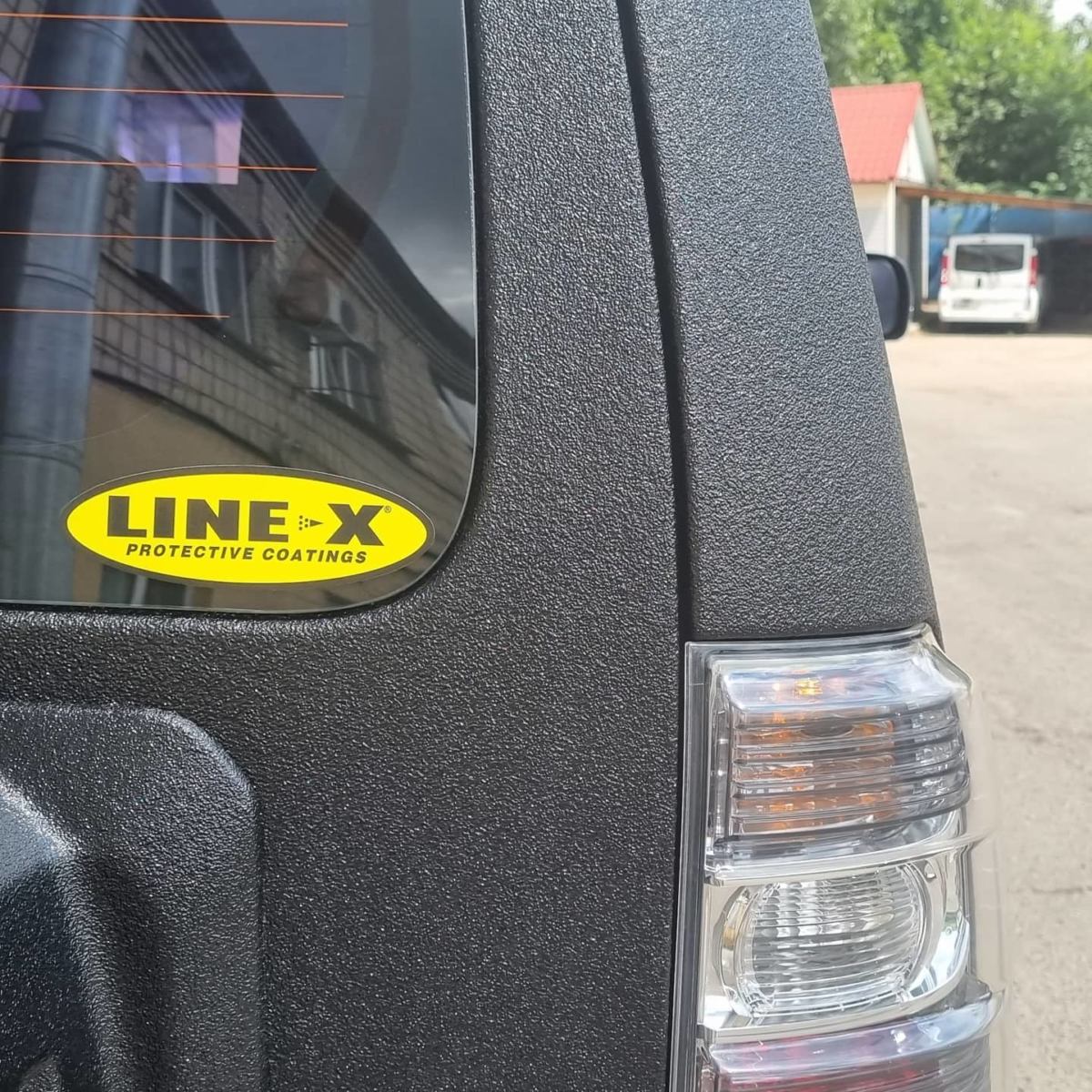 Защита кузова Mitsubishi Pajero Wagon от повреждений и ржавчины полимерным покрытием Line-X