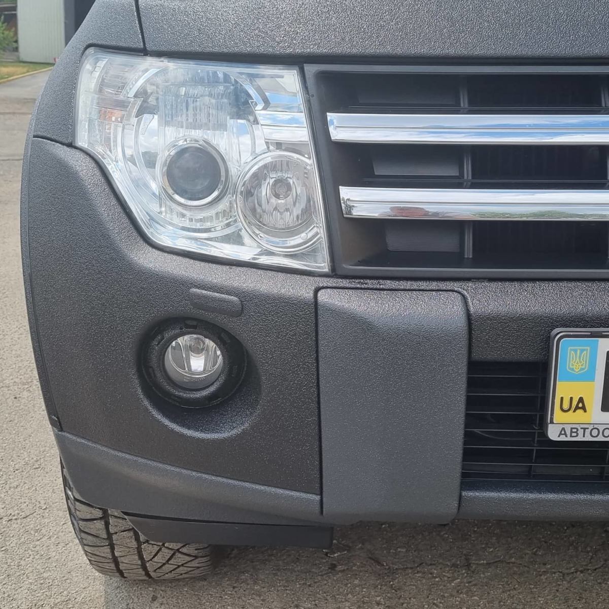 Защита кузова Mitsubishi Pajero Wagon от повреждений и ржавчины полимерным покрытием Line-X