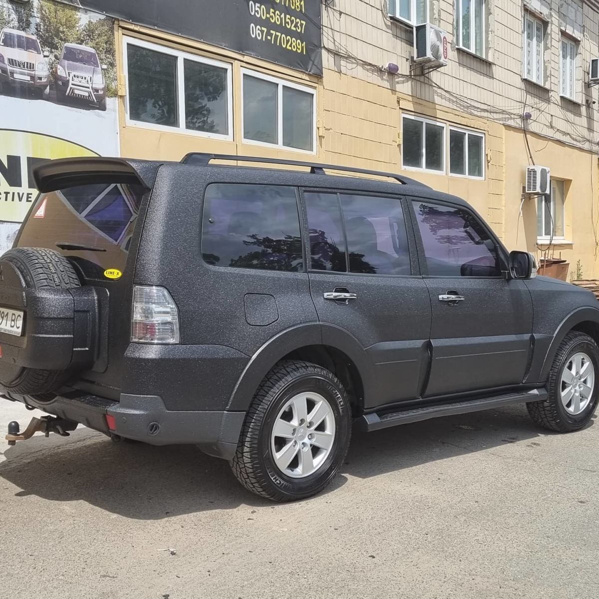 Защита кузова Mitsubishi Pajero Wagon от повреждений и ржавчины полимерным покрытием Line-X