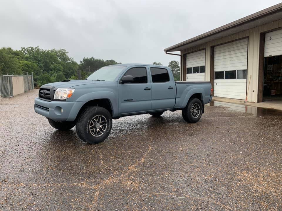 Toyota Tacoma в полимерной броне Line-X