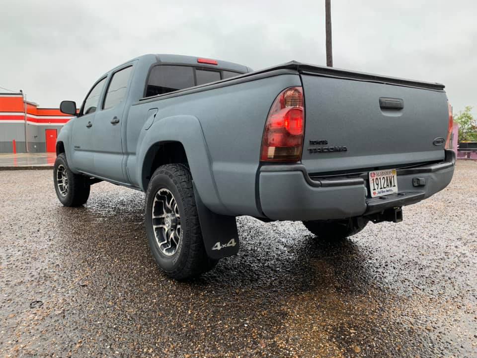 Toyota Tacoma в полимерной броне Line-X