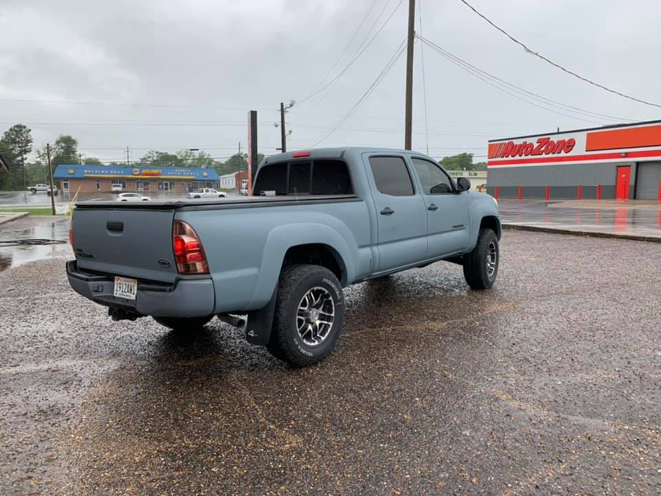 Toyota Tacoma в полимерной броне Line-X