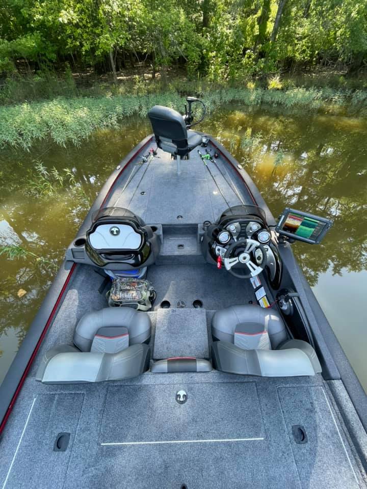 Защита моторной лодки покрытием Line-X, гидроизоляция, антискользящее покрытие