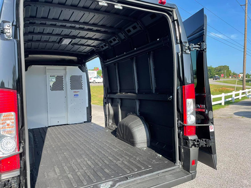 Надежная защита грузового отсека фургона? Line-X!