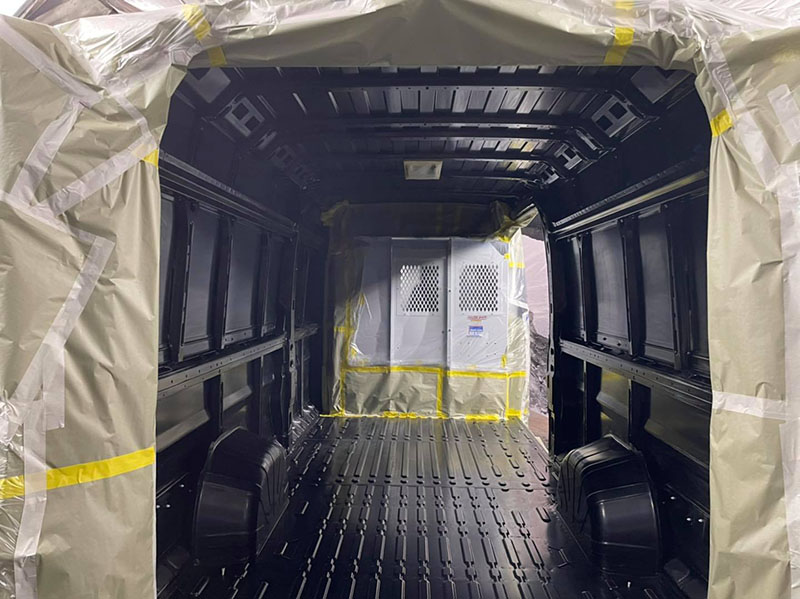 Надежная защита грузового отсека фургона? Line-X!