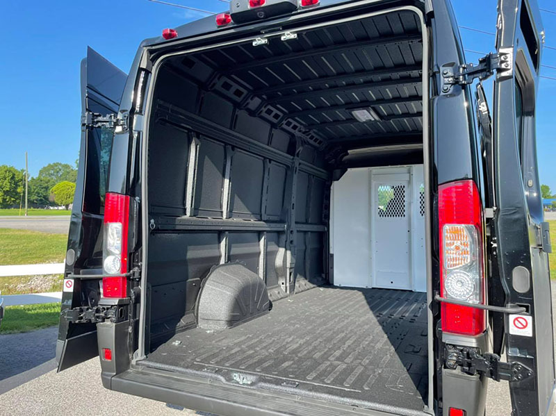 Надежная защита грузового отсека фургона? Line-X!