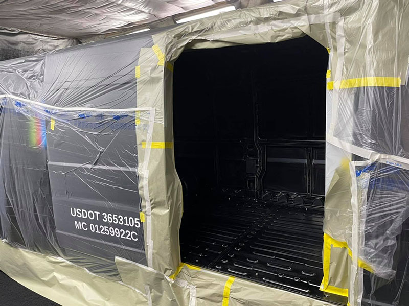 Надежная защита грузового отсека фургона? Line-X!