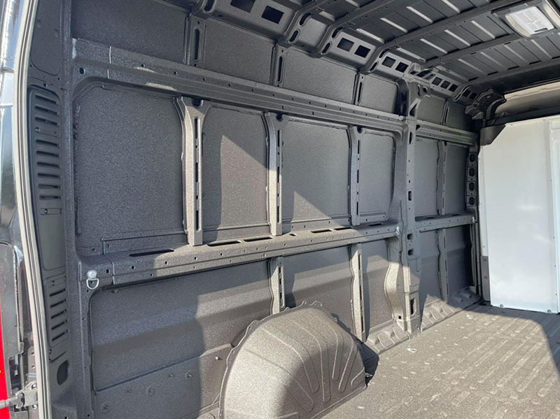 Надежная защита грузового отсека фургона? Line-X!