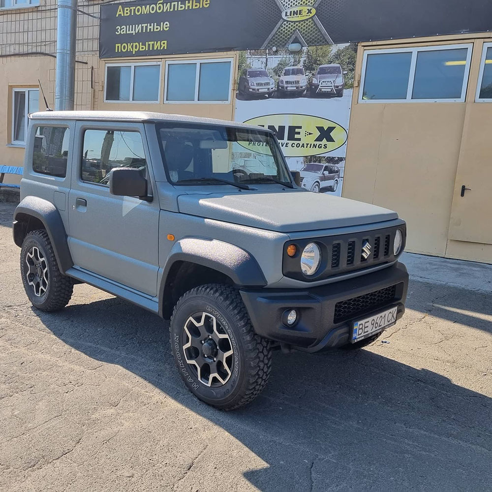Защита миниатюрного внедорожника Suzuki Jimny покрытием Line-X