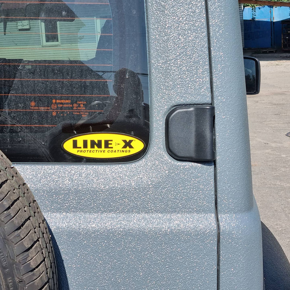 Защита миниатюрного внедорожника Suzuki Jimny покрытием Line-X