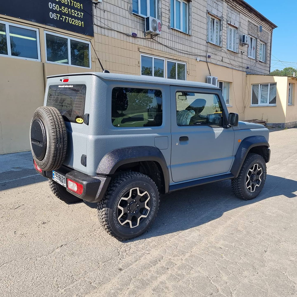 Защита миниатюрного внедорожника Suzuki Jimny покрытием Line-X