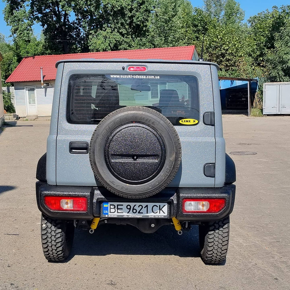 Защита миниатюрного внедорожника Suzuki Jimny покрытием Line-X