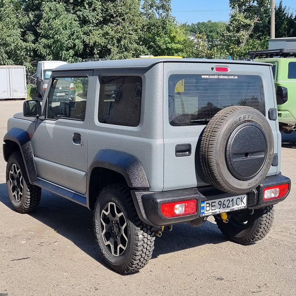 Защита миниатюрного внедорожника Suzuki Jimny покрытием Line-X