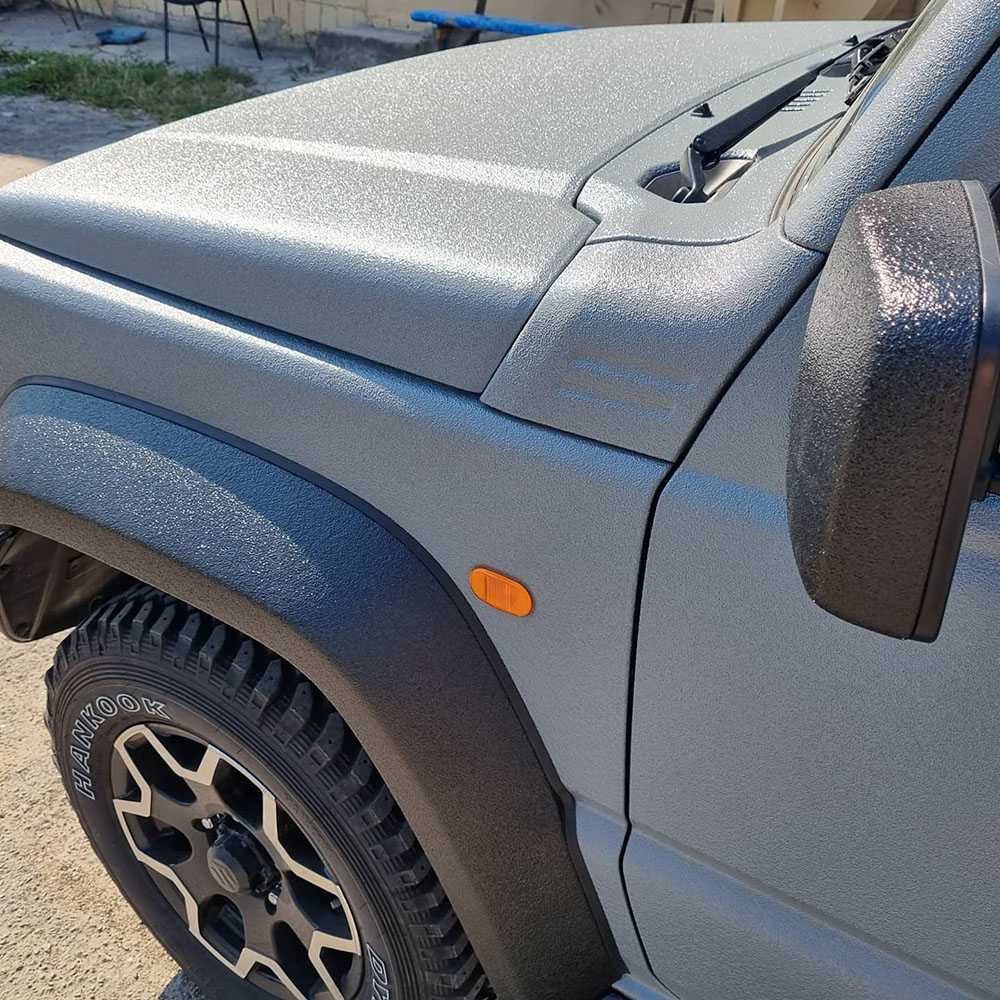Защита миниатюрного внедорожника Suzuki Jimny покрытием Line-X
